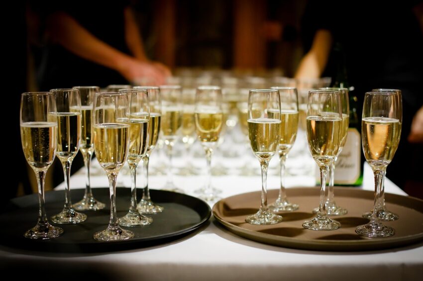 Gør din fejring unik: Inspiration til borddækning med plast champagneglas